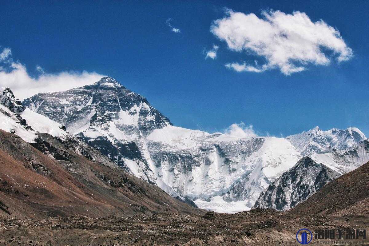 两峰夹小溪地湿又无泥暗示环境特殊需深入探究