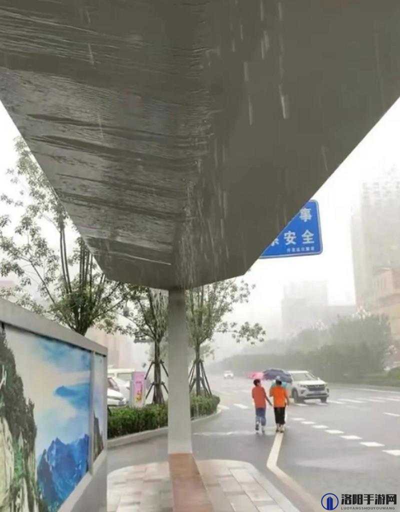 下雨天在公交车站避雨的实用 1 技巧分享