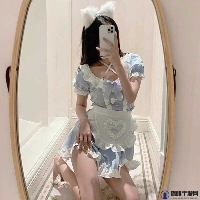 女仆扒开跪着让客人打屁：奇特服务引争议