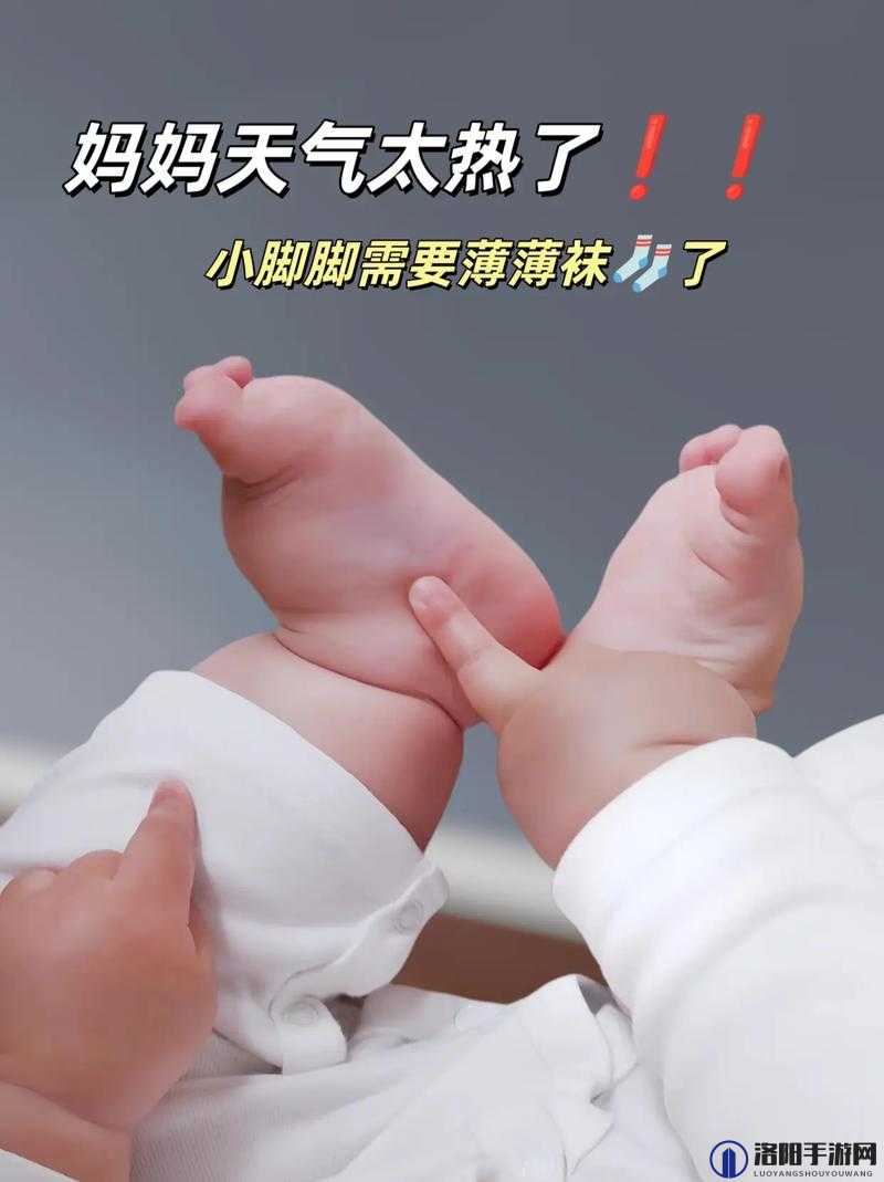 宝宝好奇地把脚抬高看镜子的有趣模样