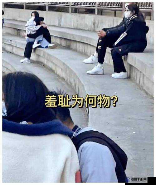 女生在男生面前张腿坐姿是什么：这种行为背后的含义探讨