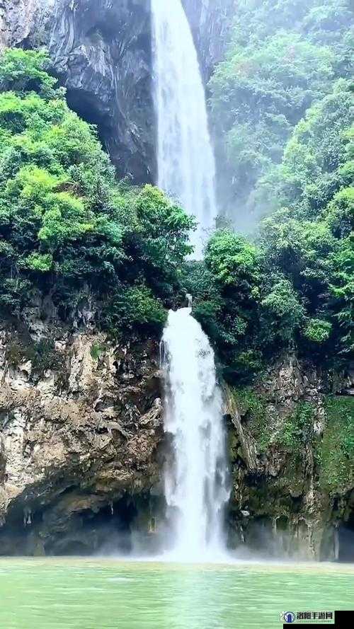 水帘白瀑如饥似渴：大自然中震撼心灵的绝美景观